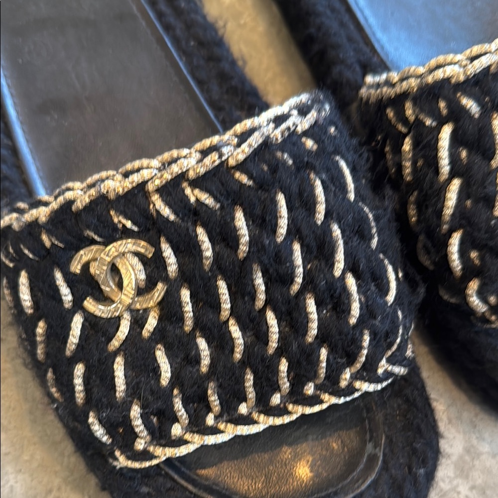 Chanel Black and Gold CC logo Women's Slides / sandals brand new - Picture 3 of 5